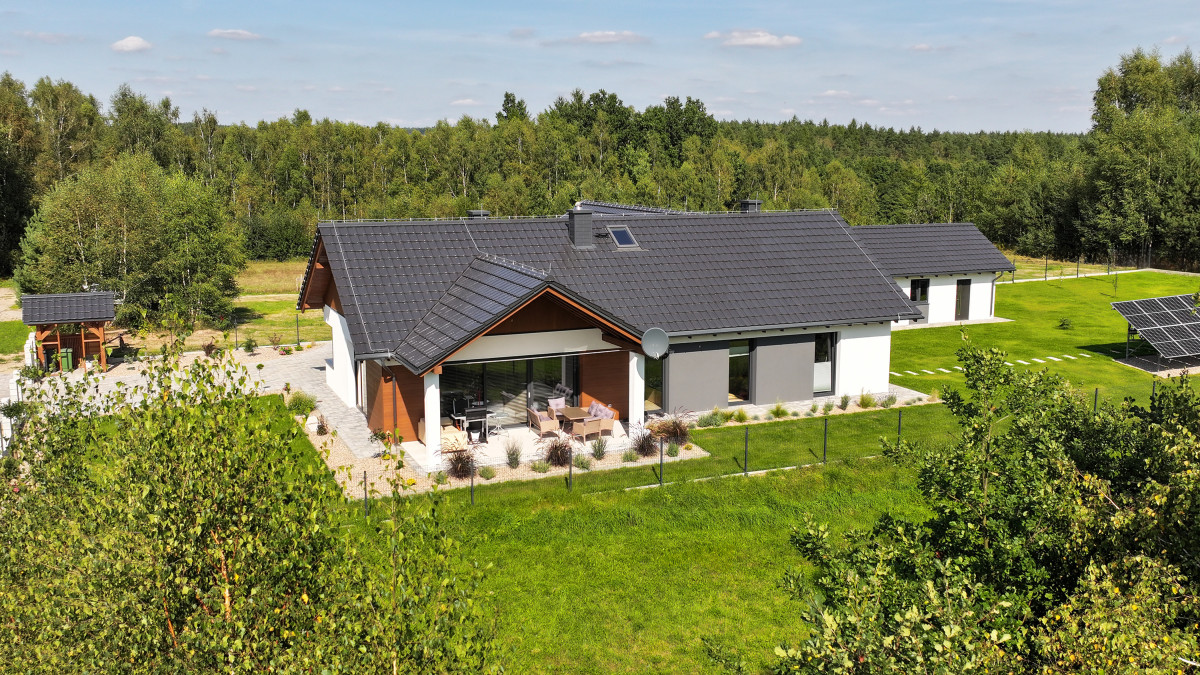 Coraz większa świadomość ekologiczna przyczynia się do zmiany podejścia do projektowania i realizacji domów jednorodzinnych