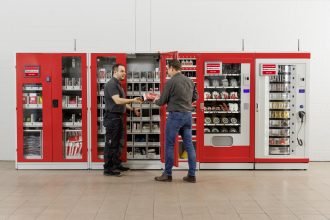 Jak rozwiązania vendingowe wpływają na optymalizację kosztów i racjonalne gospodarowanie zasobami w przemyśle