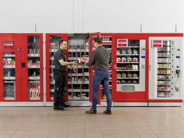 Jak rozwiązania vendingowe wpływają na optymalizację kosztów i racjonalne gospodarowanie zasobami w przemyśle