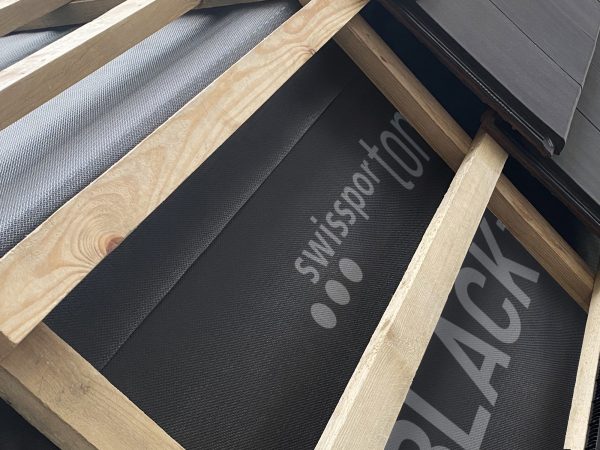 Membrana dachowa proBLACK+ marki swissporTON to produkt klasy premium, który nie uznaje kompromisów
