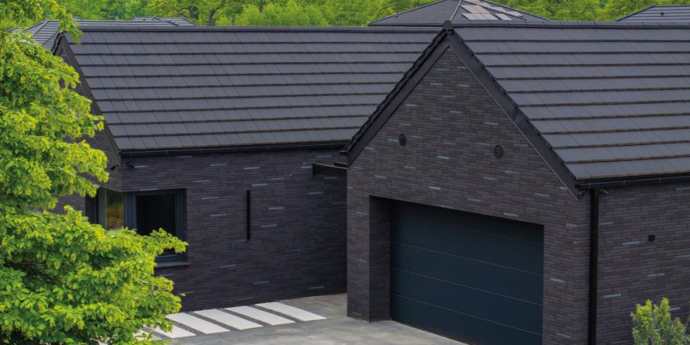 W 2026 roku kolor dachu to już nie dodatek – to jeden z głównych języków, którymi mówi architektura