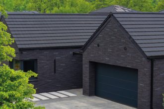 W 2026 roku kolor dachu to już nie dodatek – to jeden z głównych języków, którymi mówi architektura