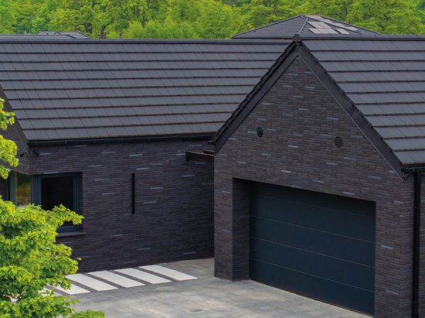 W 2026 roku kolor dachu to już nie dodatek – to jeden z głównych języków, którymi mówi architektura