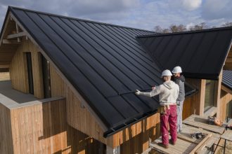 full-shot-roofers-working-together-with-helmets