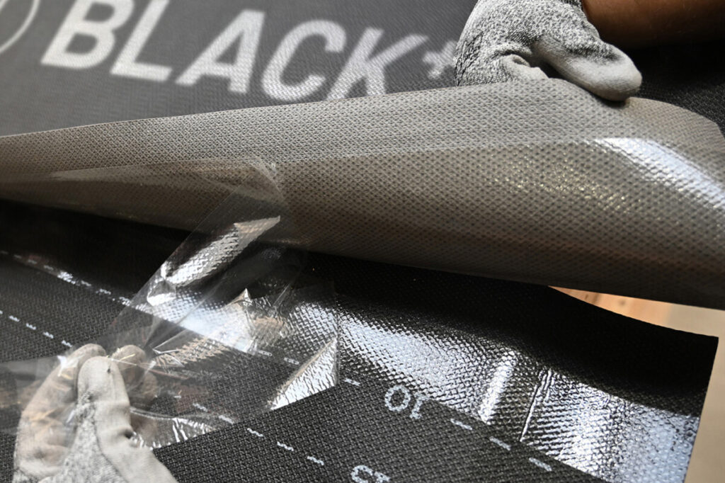 proBLACK+ umożliwia bezpieczne krycie dachu już przy nachyleniu wynoszącym zaledwie 7 stopni